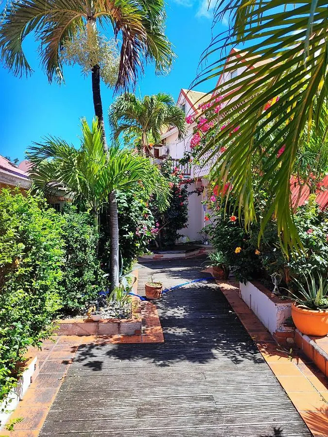 Appartement Entier: Chambre, Cuisine + Terrasse Au Calme Sur Jardin. Marigot